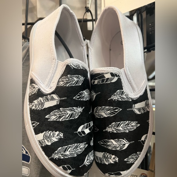 NWOT Canvas shoes, size 7 with Feathers - Picture 1 of 4